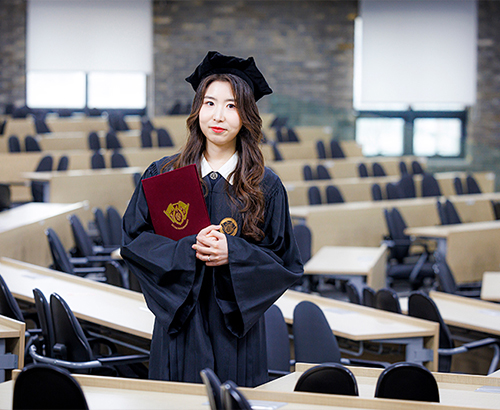 Student Min-ji Kang Passed the National Licensing Exam for Doctor of Korean Medicine at the Top of Her Class