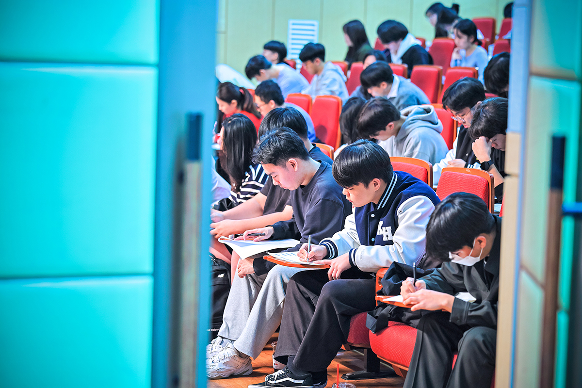 “후마니타스는 글 쓰는 사람, 생각하는 사람”